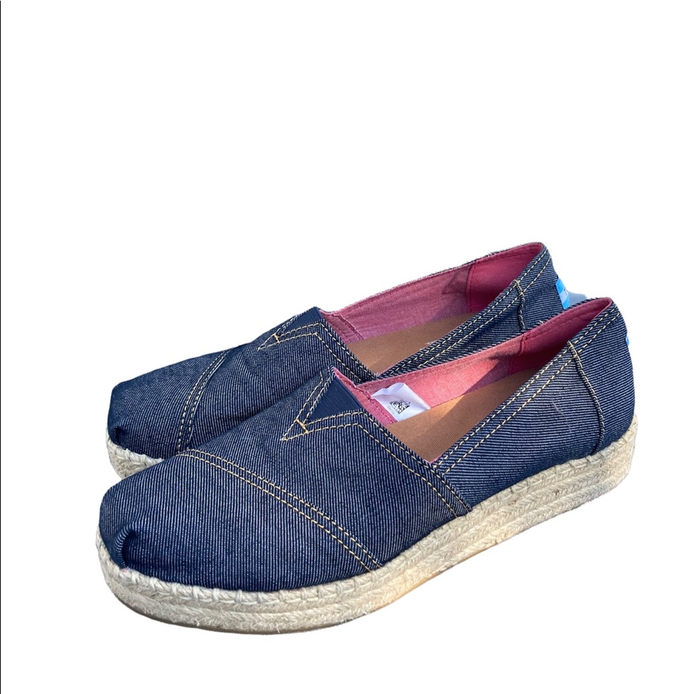 Tom’s like new dark blue denim platform shoes. Size 9.
